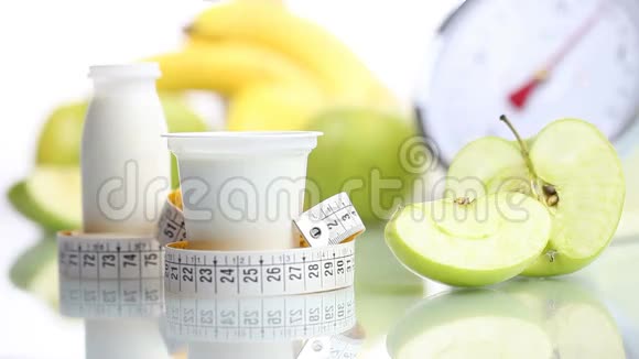 减肥食品茶匙混合酸奶水果苹果米和秤视频的预览图