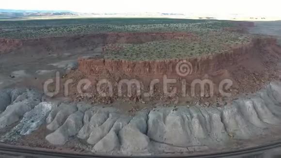 飞越犹他州纪念碑山谷的长高速公路在亚利桑那州驾驶飞机飞越汽车俯视图无人机飞行画面视频的预览图