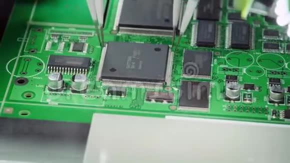 工厂机器工作印刷电路板装配自动化机械臂表面安装技术视频的预览图