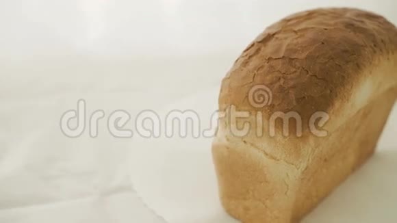 在4K的白色背景上合上小麦面包视频的预览图