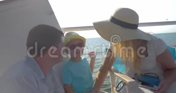 家庭在船上制作手机自拍视频的预览图