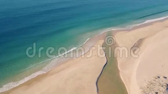 在带有海峡的海滩上方的鸟瞰图视频的预览图