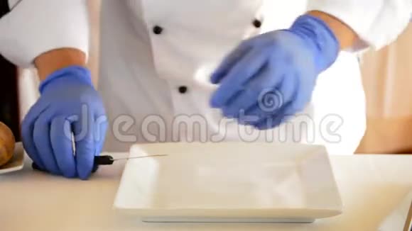 手的专业厨师剥皮土豆视频的预览图
