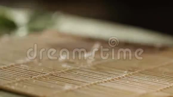 把大米从塑料形式中取出做寿司视频的预览图