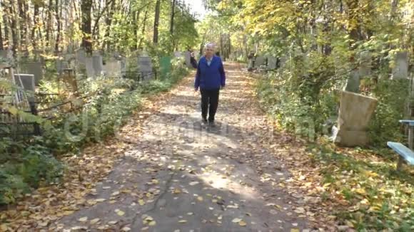 老妇人走在秋天的大街上视频的预览图