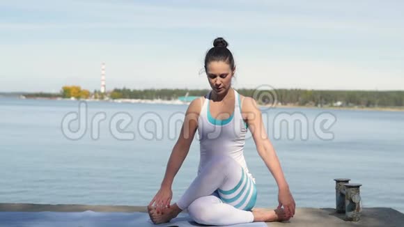 女人在码头水边做瑜伽自然瑜伽视频的预览图