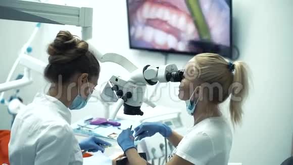 牙医与助理一起工作带口腔摄像机和监视器看眼睛视频的预览图