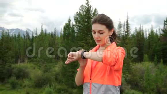 阳光明媚的夏日年轻女子在山上奔跑美丽的女跑步者在大自然中慢跑和户外运动视频的预览图