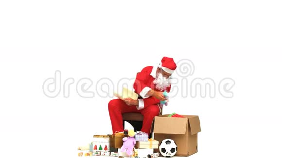圣诞老人检查礼物视频的预览图