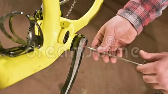 在一家自行车维修店里主人把踏板移开进行维修自行车修理视频的预览图