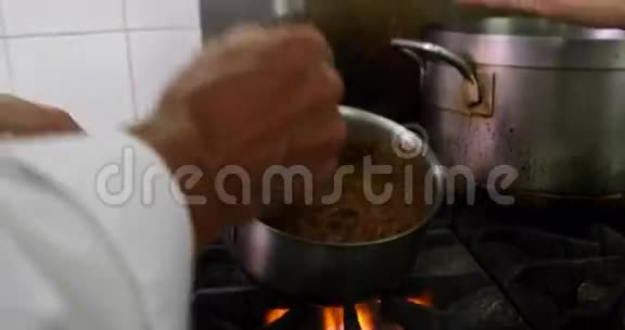 厨师闻着同事的酱汁对着镜头微笑视频的预览图