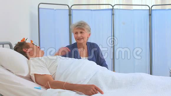 一位病人正在拜访他的护士视频的预览图