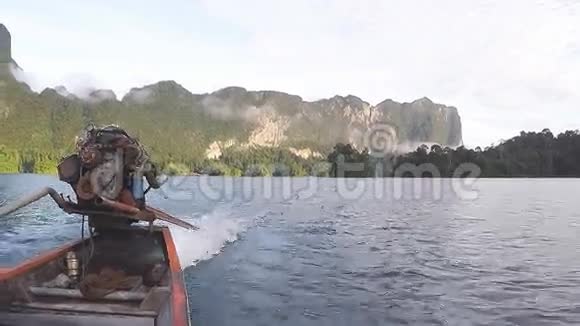 传统泰国长尾船旅行时的后视镜视频的预览图