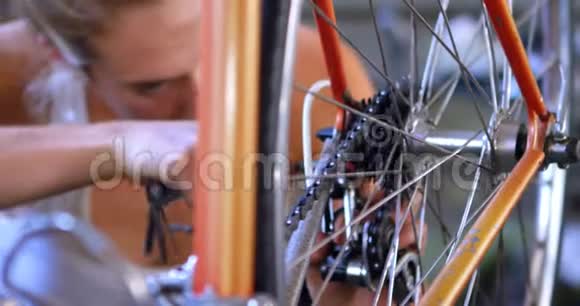 女修自行车在4K车间视频的预览图