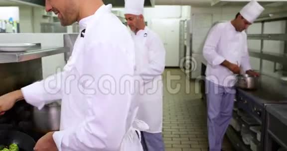 烟熏厨师在锅中炒蔬菜然后加油视频的预览图