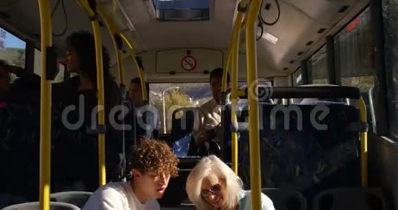 乘坐4k公共汽车的男性通勤者听音乐视频的预览图