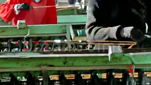 工人和生产机器在运行视频的预览图