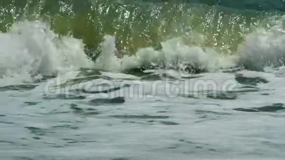 海浪在海岸上肆虐视频的预览图
