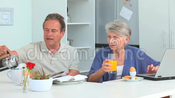 可爱的成熟夫妇吃早餐视频的预览图