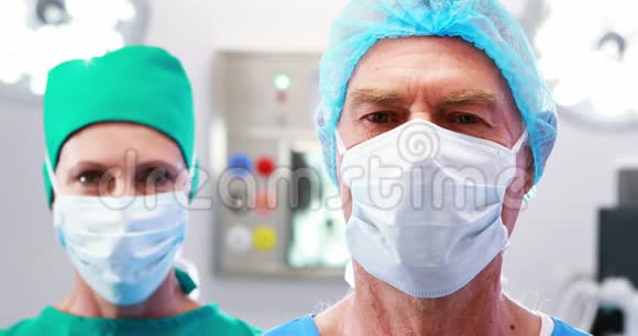 手术室戴手术面罩的外科医生画像视频的预览图