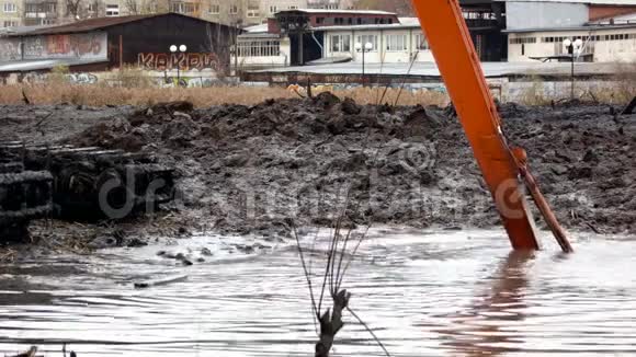 挖土机用宽桶清理和加深河床视频的预览图