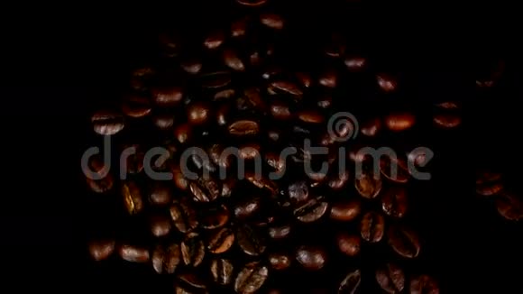 糖粘在一堆咖啡上在黑色背景下视频的预览图