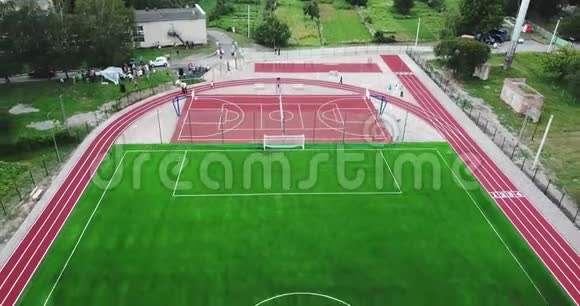 空的运动场从鸟瞰打大网球篮球足球足球的运动场视频的预览图