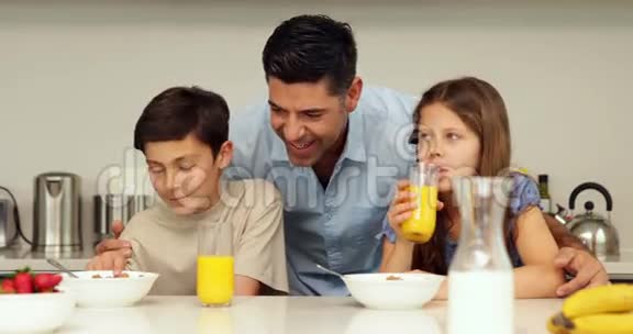 父亲和孩子们一起吃早餐视频的预览图