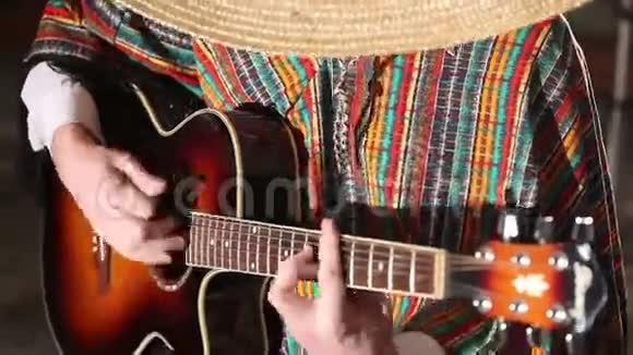 墨西哥弹吉他特写弹吉他视频的预览图