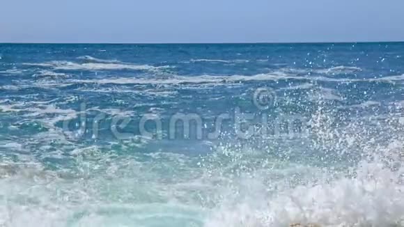 亚得里亚海的落基海岸风暴从120fps缓慢移动视频的预览图