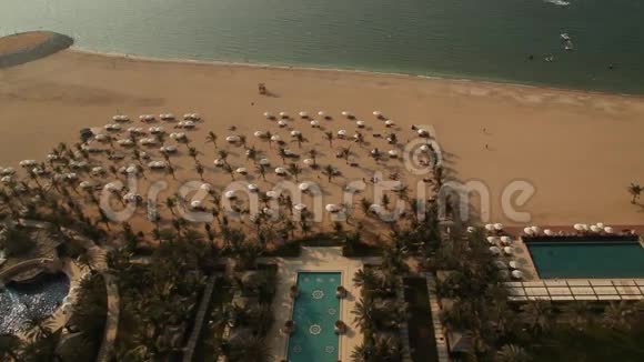海滩度假酒店的鸟瞰图视频的预览图