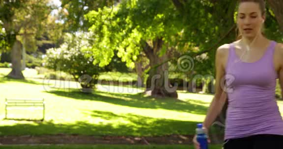 跑步者在公园里休息喝水视频的预览图