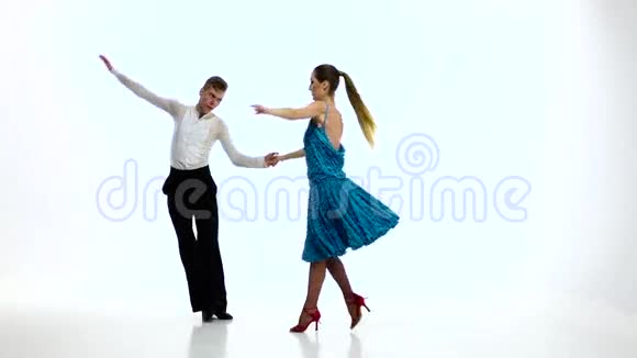 伦巴舞的一对专业优雅的舞者慢动作怀特工作室视频的预览图