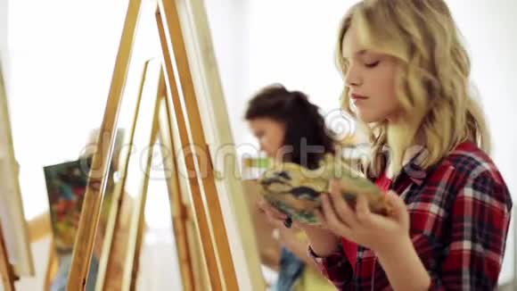 艺术学校画画架的学生视频的预览图