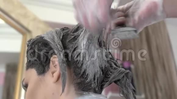 手的美容师垂死的头发视频的预览图
