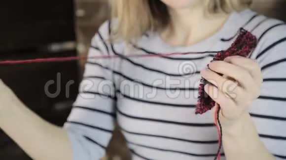 双手用针织针美女编织视频的预览图