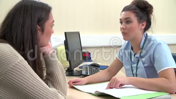 少女与护士在外科讨论笔记视频的预览图