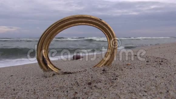 海上景观空圆椭圆形框架视频的预览图
