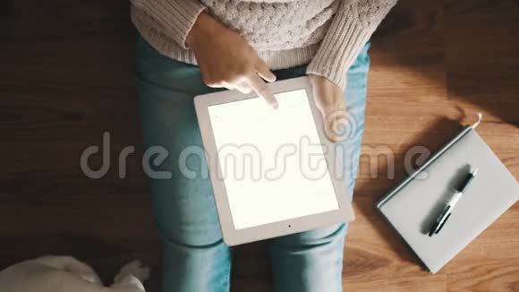 坐在地板上用平板电脑的女人视频的预览图