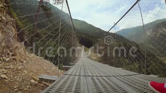 山上吊桥上的人在接吻视频的预览图