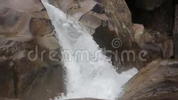 山涧中林瀑巴越南视频的预览图