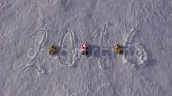 2016年用圣诞装饰品写在雪地上视频的预览图