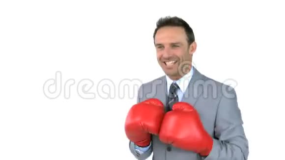 微笑的男人在镜头前用拳击手套挥拳视频的预览图
