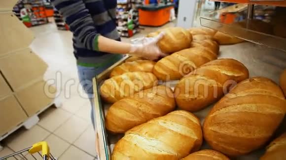买家在超市里选择新鲜面包视频的预览图