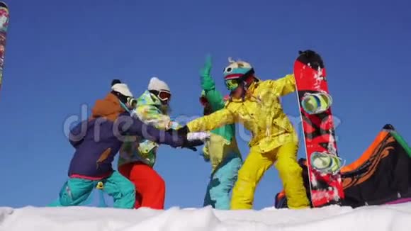 4四个年轻人在雪山顶上玩得很开心视频的预览图