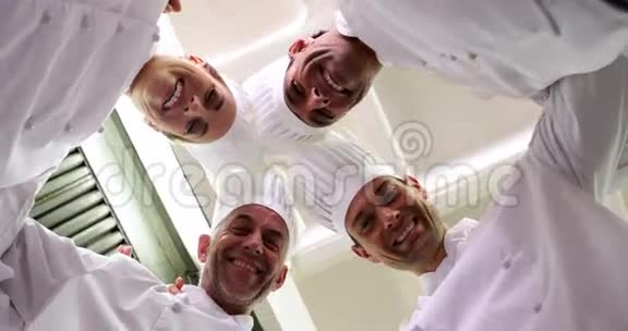 一队厨师围成一圈看着摄像机视频的预览图
