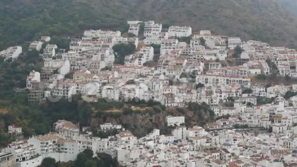 西班牙安达的白色村庄令人惊叹许多白色的房子在山上很高尽收眼底视频的预览图