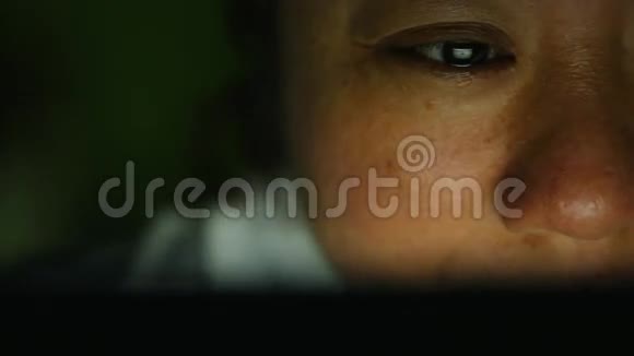 年轻的亚裔女性玩平板电脑触摸屏视频的预览图