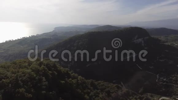 美丽的青山黑海阿布哈兹海岸和山谷景观视频的预览图