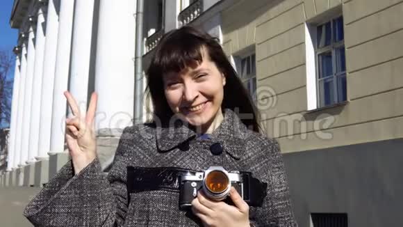 年轻的女性游客在一个古老的欧洲城市观光和拍照视频的预览图